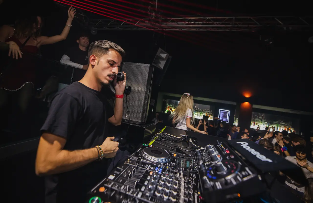 Sergio Parisi durante un DJ set