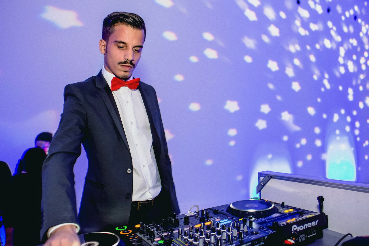 Sergio Parisi DJ alla console durante un evento elegante