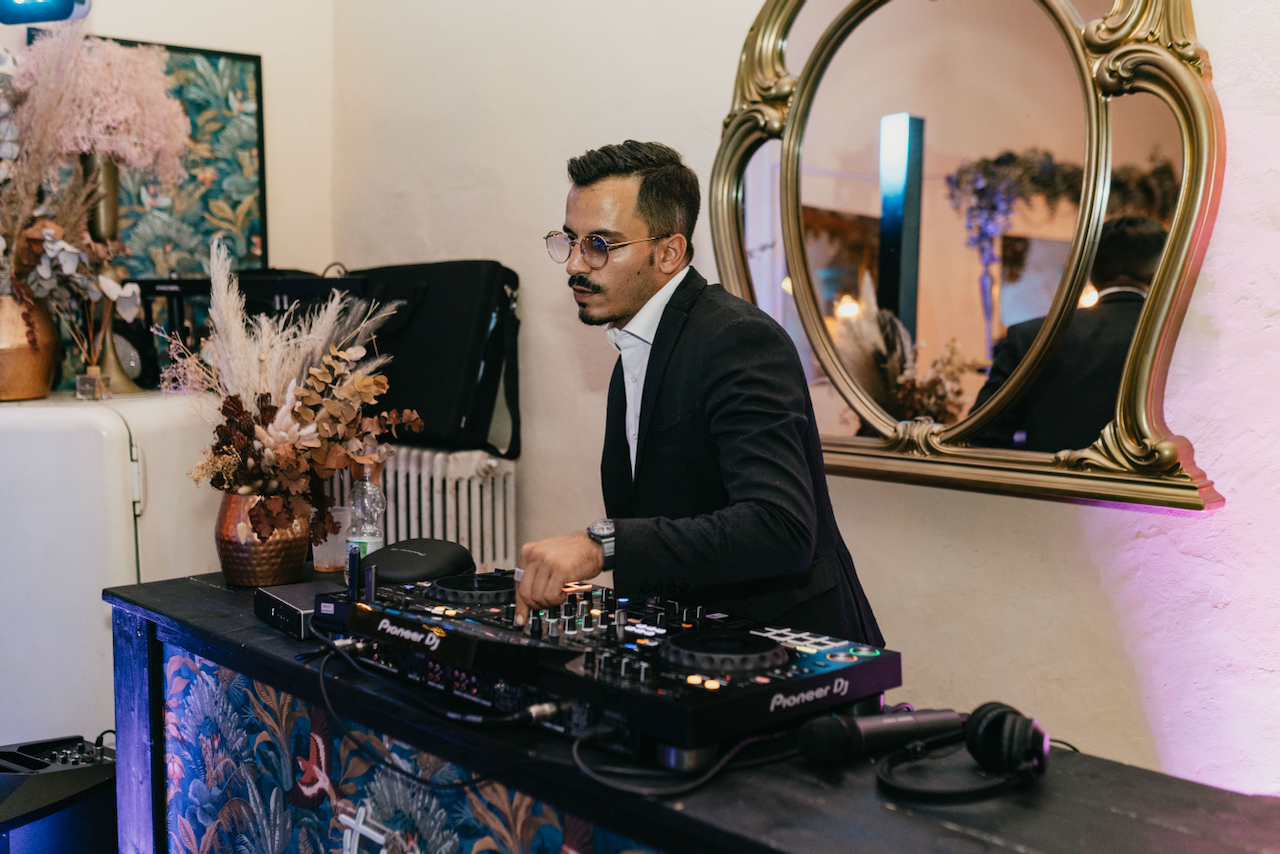 Sergio Parisi DJ alla console durante un evento privato elegante
