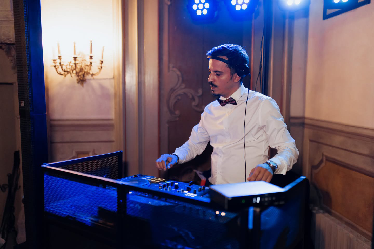 Sergio Parisi DJ durante un matrimonio in una location elegante